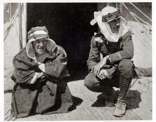 T. E. Lawrence und Mr. L. Thomas vor ihrem Zelt, 1919